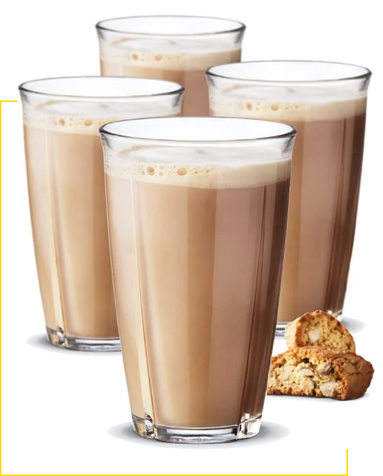 Granos de café tostados y una taza, representando el delicioso Cappuccino MCT