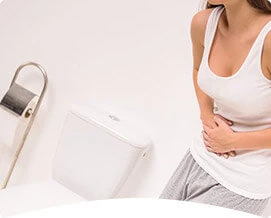 Persona con malestar abdominal debido a problemas urinarios y vejiga.