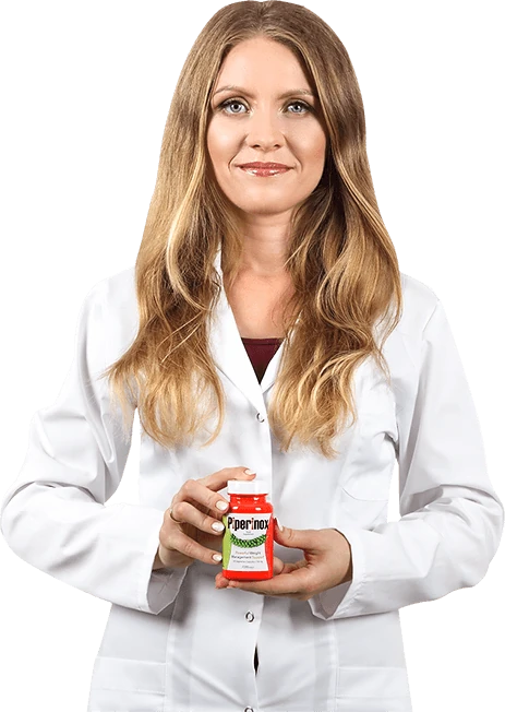 Mujer sonriente sosteniendo Piperinox, simbolizando satisfacción con la pérdida de peso.